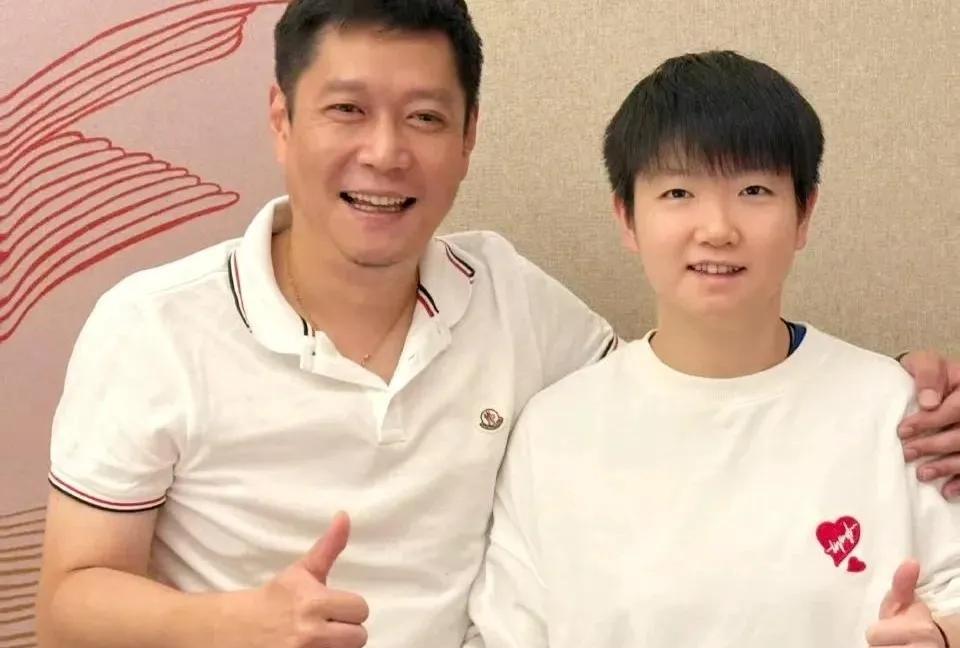 邱贻可被小黑子骂了觉得委屈，把带孙颖莎这三年取得的成绩发了一遍！针对此次事件，
