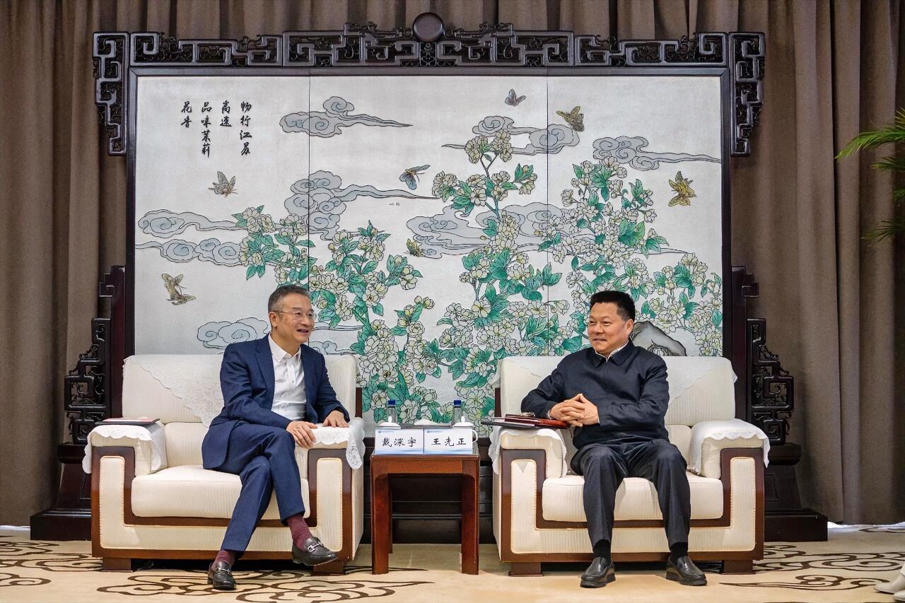 2月27日，江苏交控党委书记、董事长王先正先后与招商银行南京分行行长戴深宇一行及