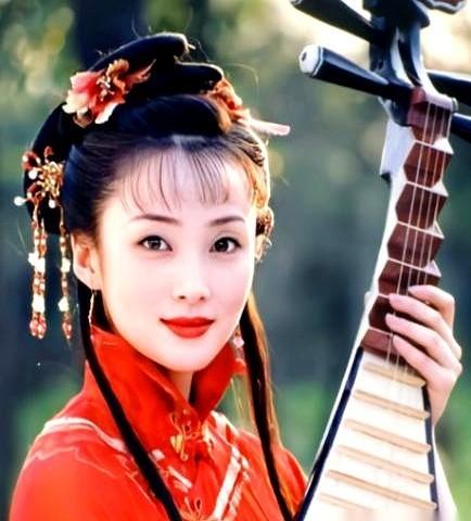 那口咬下去,没咬断感情,咬出了18年。《乔家大院》片场,蒋勤勤真咬了陈建斌一口