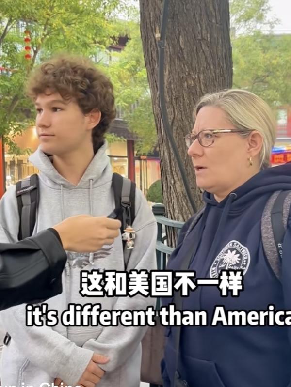 这个美国妈妈特别喜欢中国文化，所以让他的儿子从幼儿园开始就学中文，甚至还让他入读