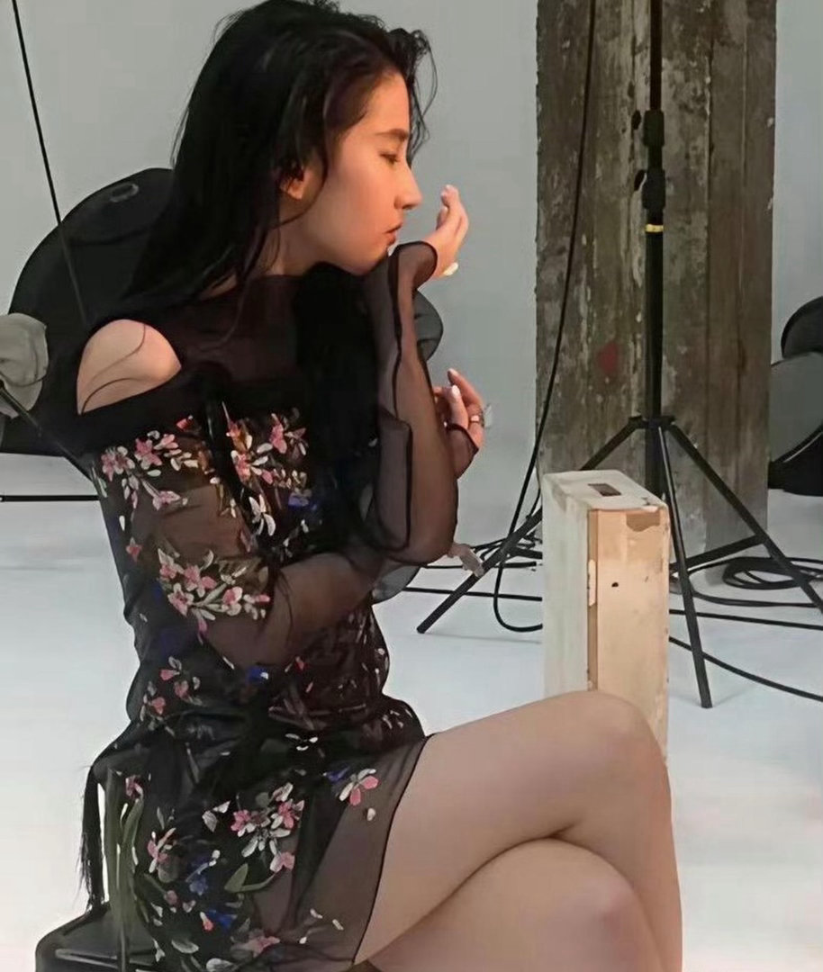 看到刘亦菲这肚子，瞬间释怀了