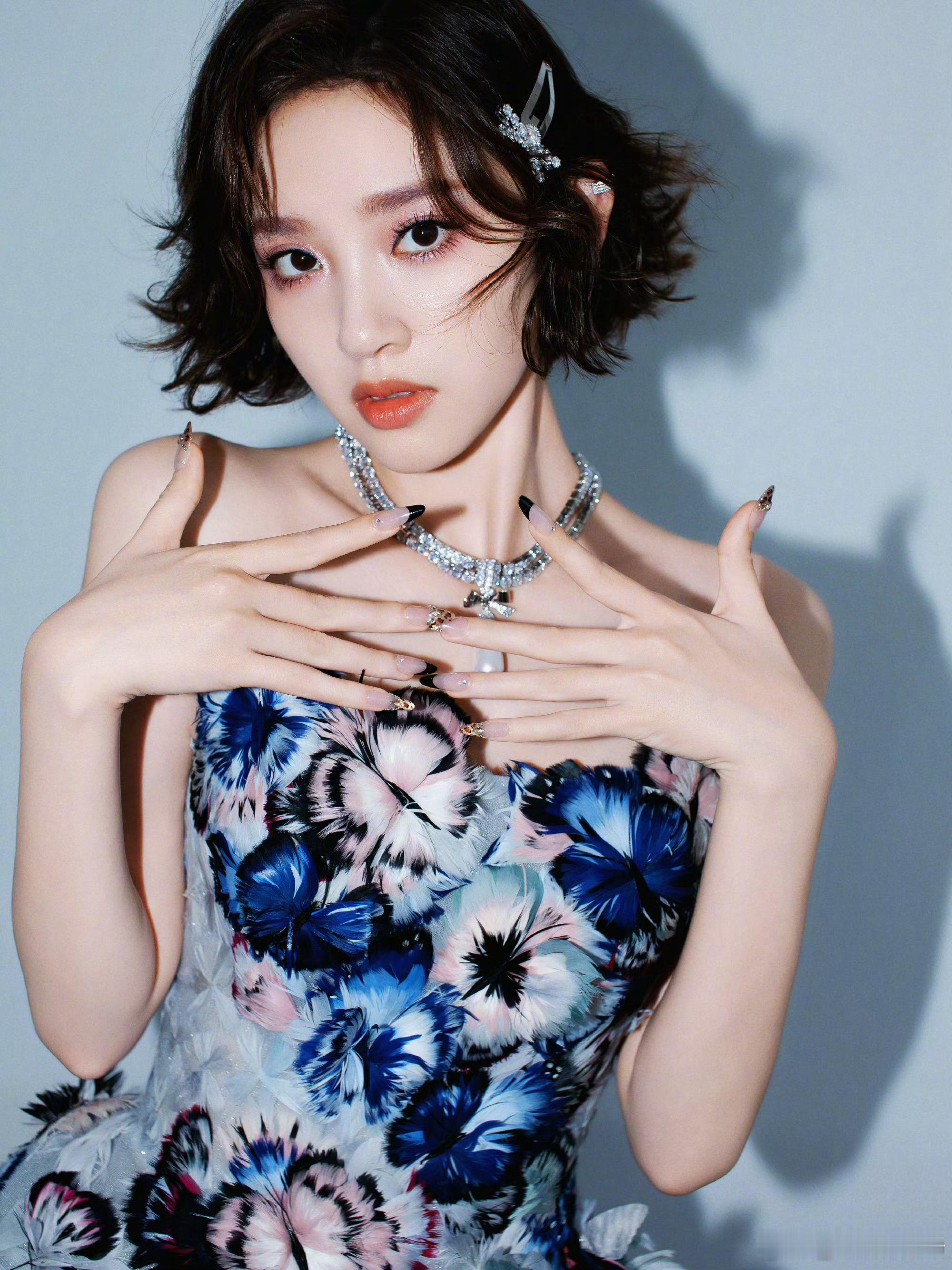 唐艺昕唐艺昕满30减10这个唐艺昕是满30减10了吧，完全就是20岁的甜妹啊，现