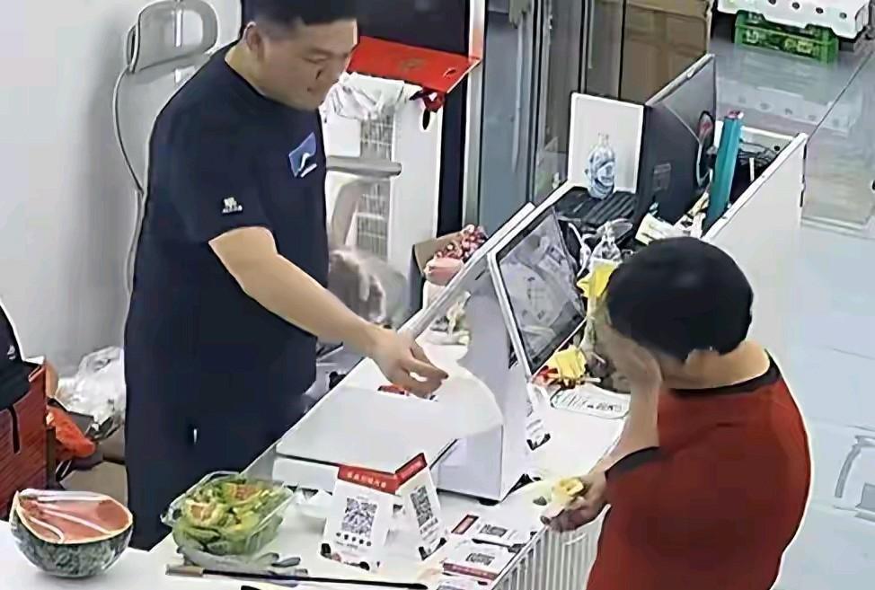 照片上的这位妈妈在母亲节那天很想念去世的儿子，于是她走进一家水果店，问老板可不可