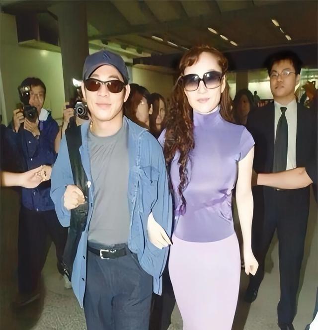 1996年时，李连杰和夫人利智正在热恋期。利智身材火辣，丰臀细腰，而且还是气质美