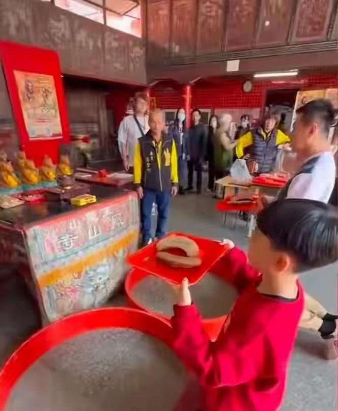 “新童”是10岁女孩，不是男孩，自己爬上去的，自己用红绸子把自己系在轿子上，以前