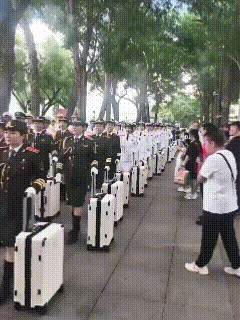 这是一种病，得治。很多网友表示百思不得其解，这些老年暴走团穿成这样，像过街老鼠