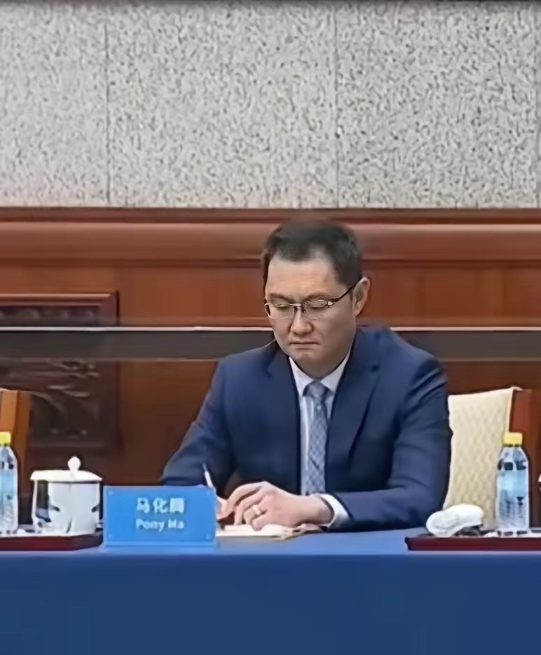 最近小马哥露面挺频繁，这次直接和库克、李彦宏一起坐上了清华经管顾问委员会的桌子，还上了新闻联播。这可