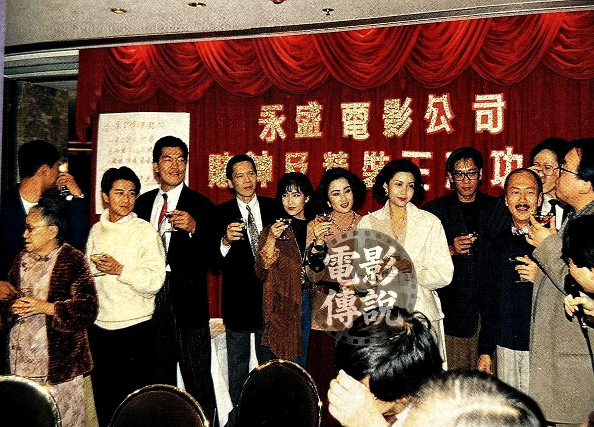 票房狂揽4000万港币，男主角竟然直接缺席了庆功宴。1989年《赌神》大办庆功宴，刘德华、向华强和张