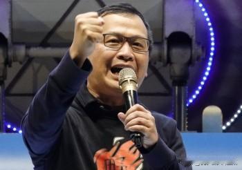 罗智强改口说“不舔卢秀燕”。他可能看到了卢秀燕对郑丽文的亲密，或者得到了什么信息