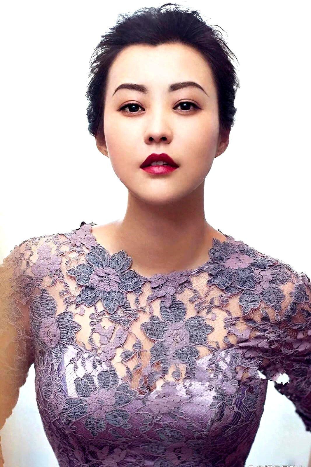郝蕾胖了20斤，脚脖子都快没了，话题直接干到2.8亿。北京影展上，她那身黑色