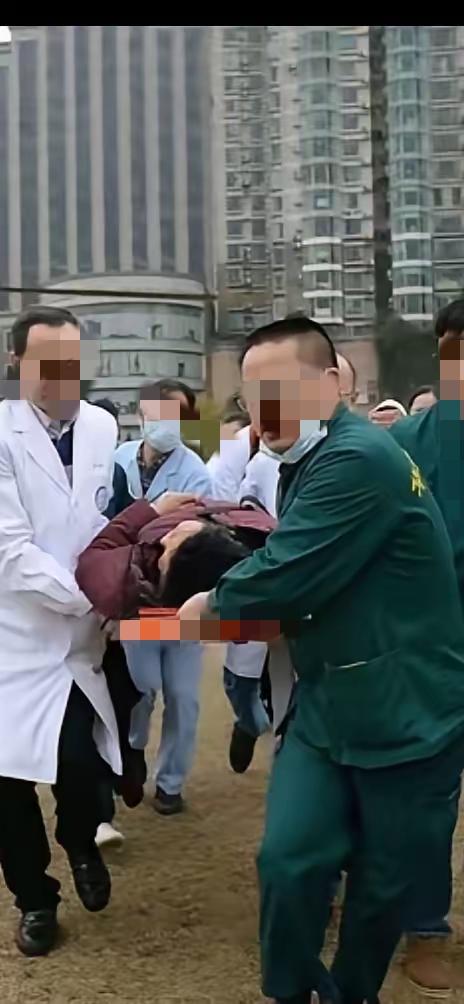 高二17岁男孩体育课突然晕倒，昏迷不醒，老师赶紧叫了120送到医院，医生检查抽血