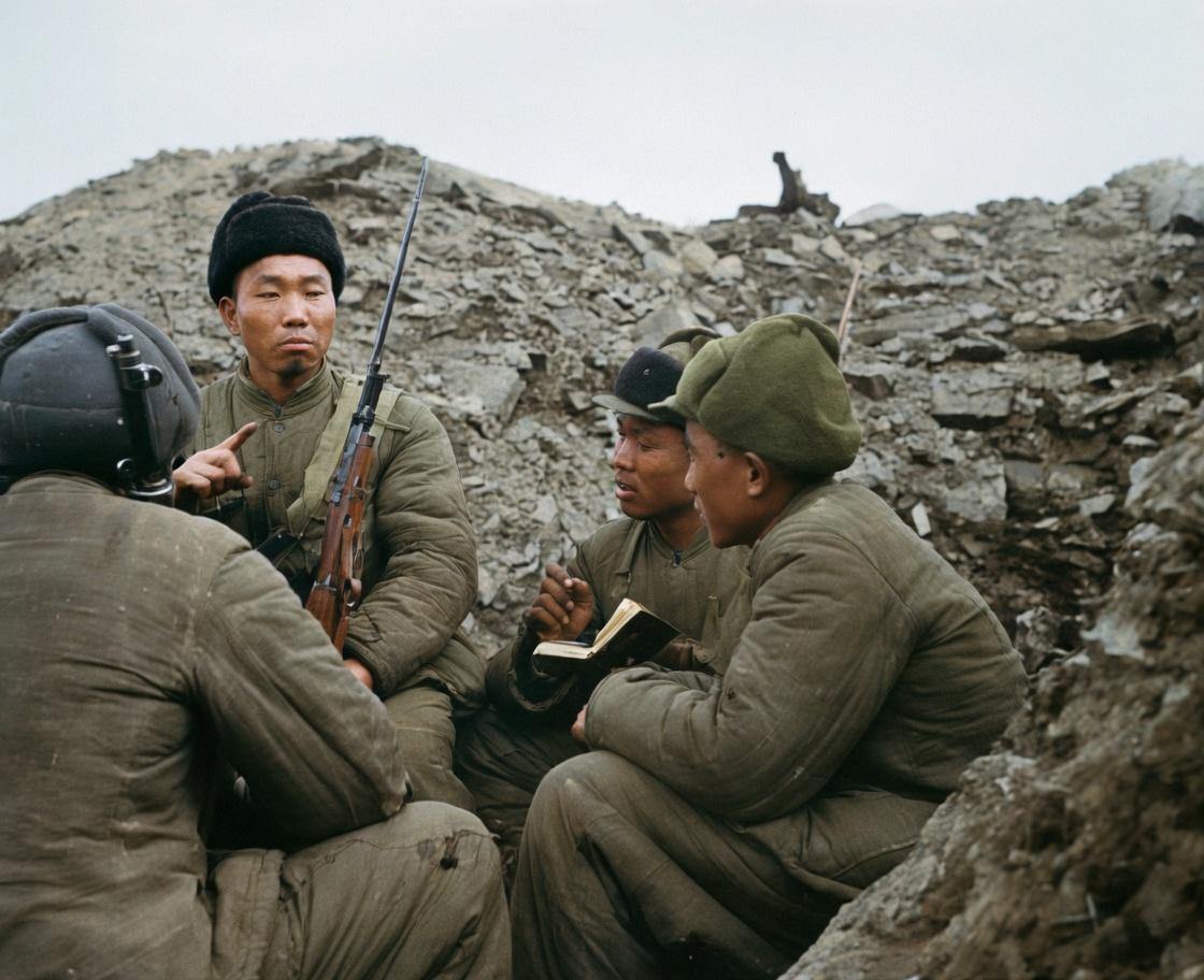 朝鲜上甘岭的碎石阵地上，志愿军狙击手黄兴海正给战友们传狙击经。他是“冷枪英雄”