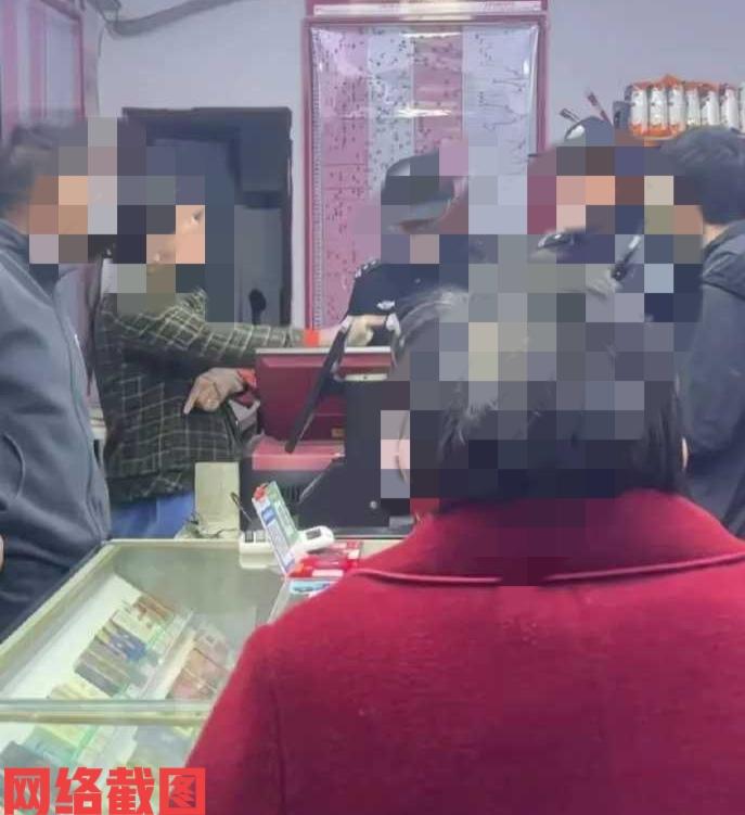 浙江金华有男子在彩票店买彩票。男子也是怀着是否能中奖目的前来，于是看到男子在