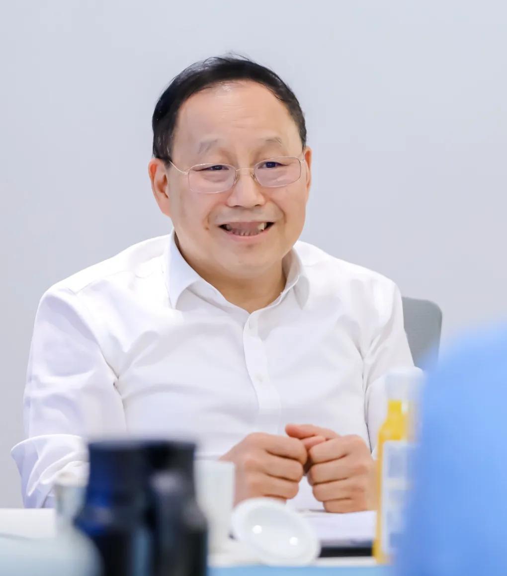 赛力斯董事长张兴海感慨到，飘零半生，如履薄冰，只恨未逢明主。直到后来遇到我生命中