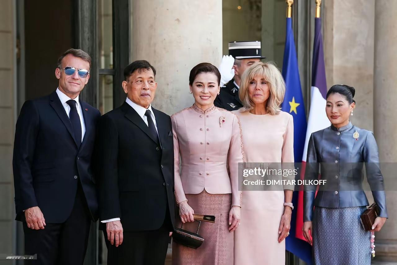 法国第一夫人是不是格外钟情披肩发造型呢？在如此正式的场合，她依旧披散着一头浓密的