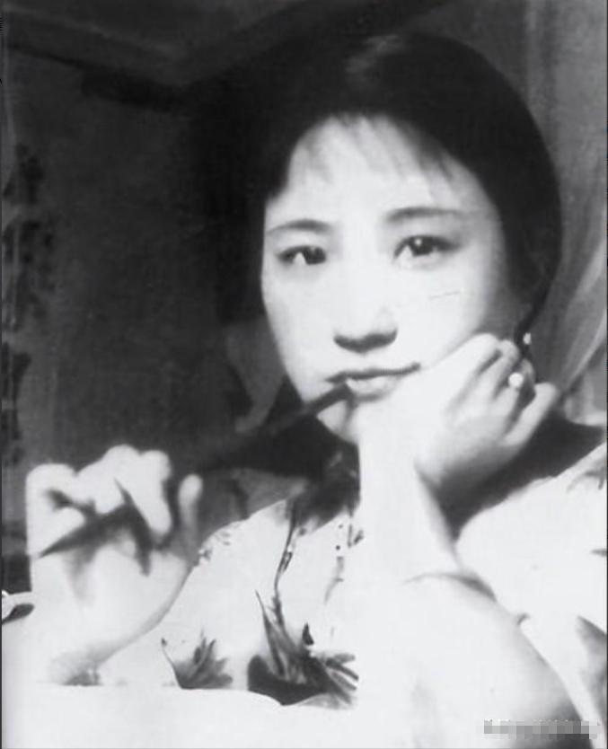 1961年，陆小曼穷得吃不起鸡蛋时，将唯一的貂皮大衣卖掉，买来几斤大闸蟹，请3个