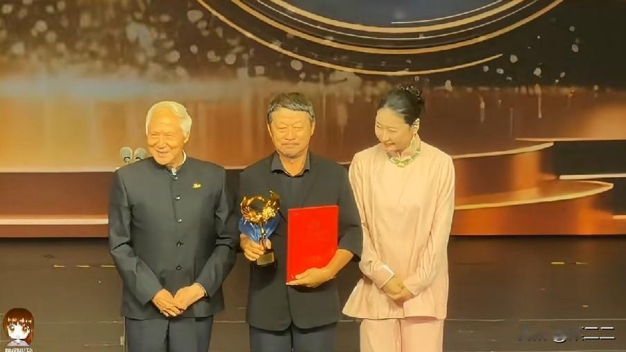 恭喜孔笙导演凭《得闲谨制》获得亚洲年度最佳导演！！！孔笙导演上台领奖说“我知道这