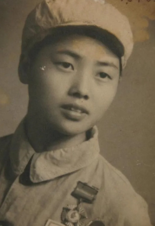 抗美援朝中，女护士张道华被美军的炮弹炸瞎了双眼，当场晕厥。醒来后，她听到美军在自