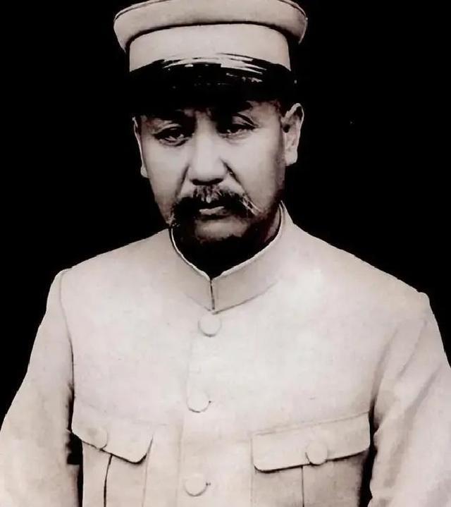 1949年，阎锡山看到大势已去，就顺从蒋介石的安排，乘坐专机飞往台湾，途中却因飞