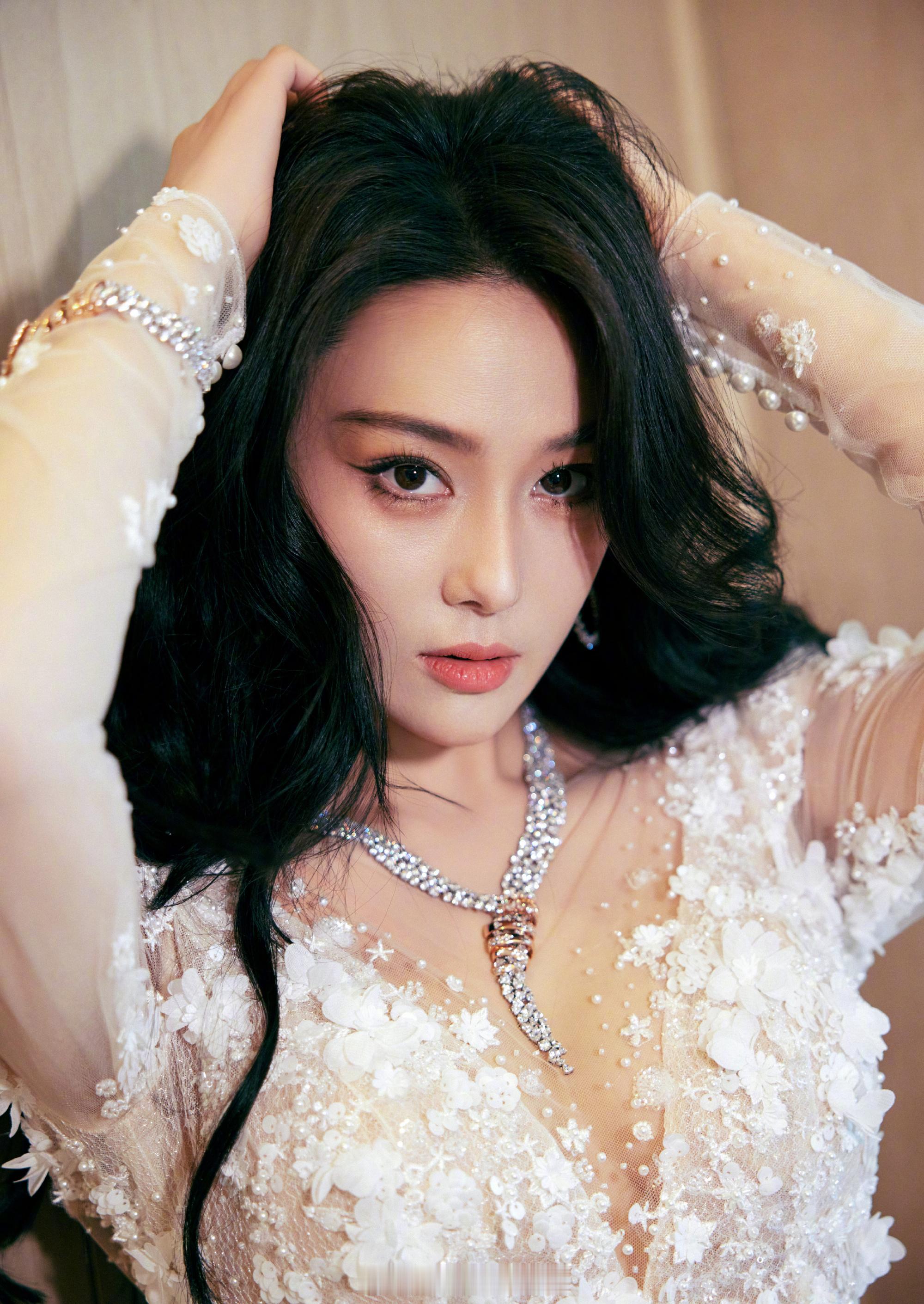 张馨予花朵拖尾裙魅力十足