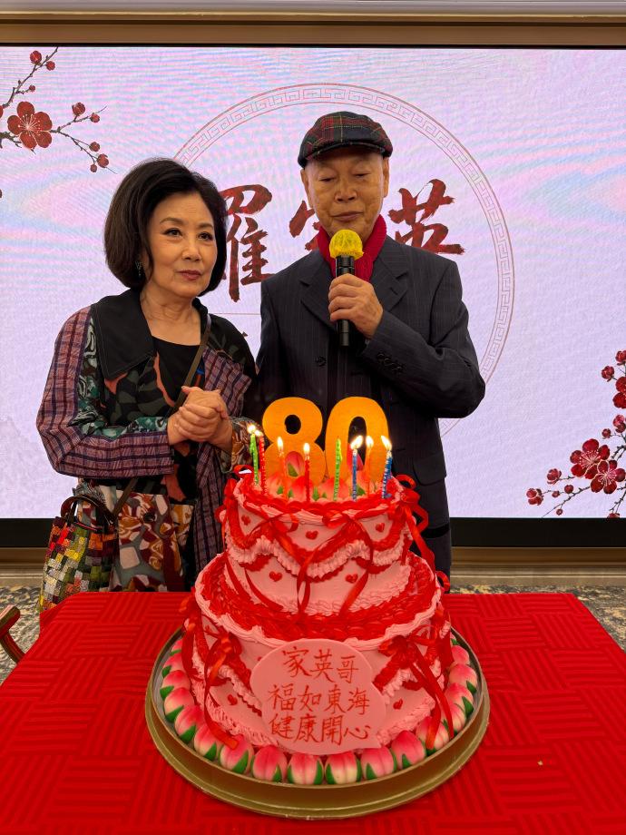 最近汪明荃和一群老友一起为罗家英过80岁生日，两位坐在一起都很精神，也都搭配的很