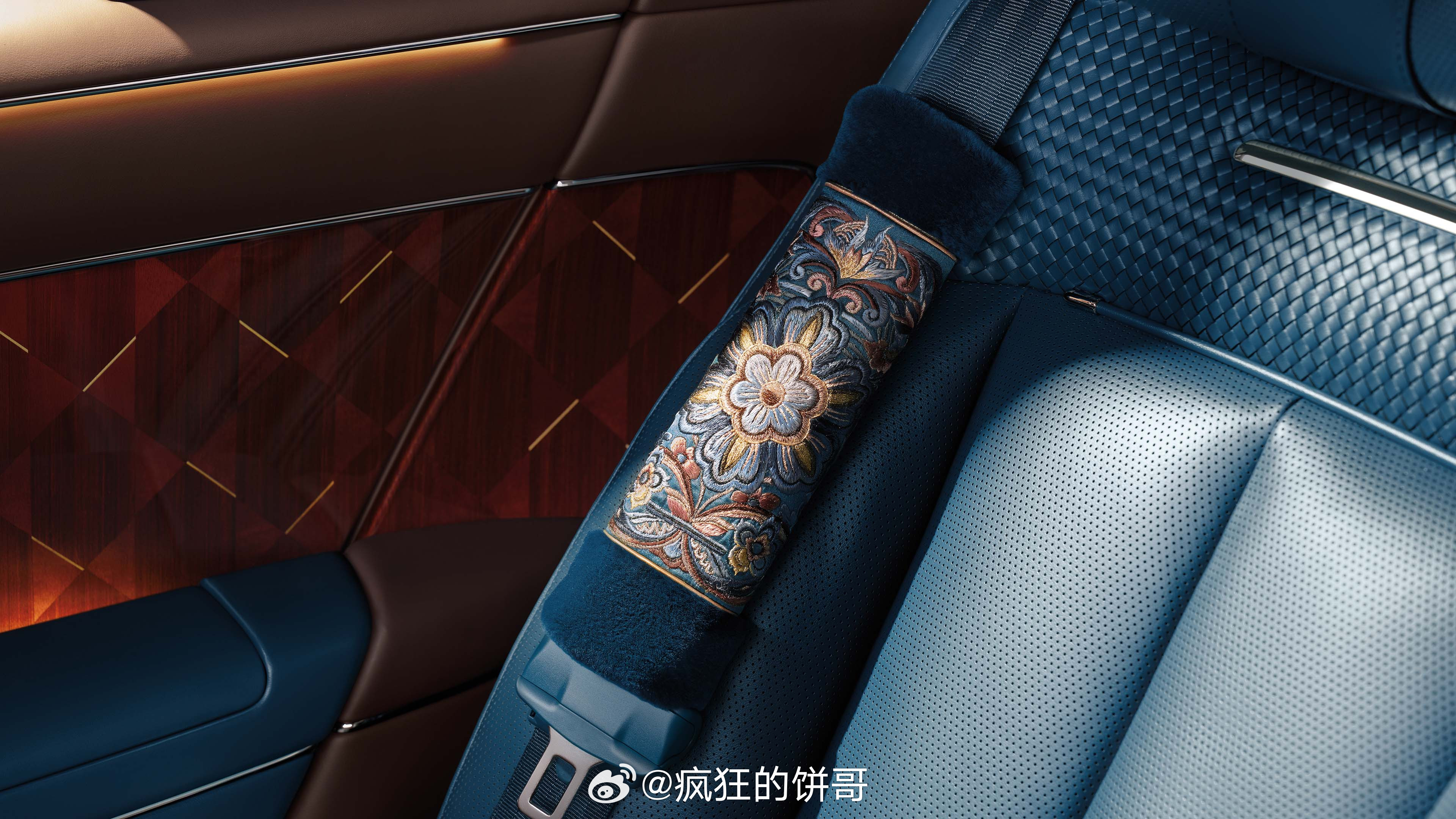 尊界S800GD典藏大观推出的锦绣繁花主题套装，选装费用20W，都是纯手工刺绣