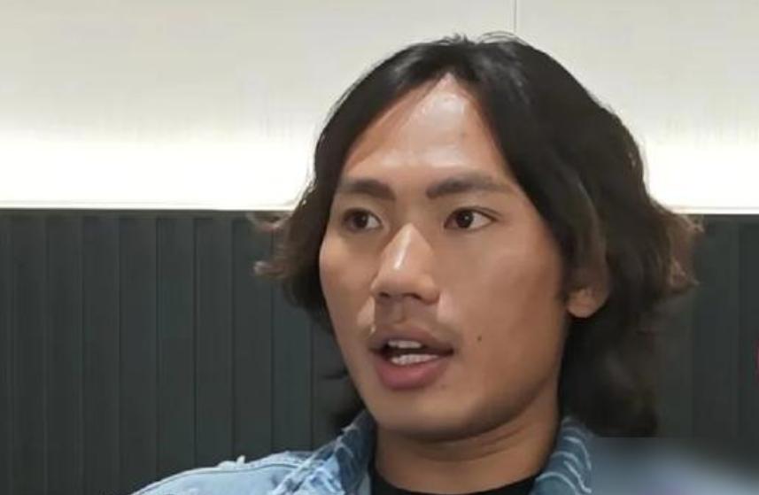 一夜爆红的草根歌手侯浪，在媒体专访中亲口说出一个让人震撼的事实：自己从头到尾，没