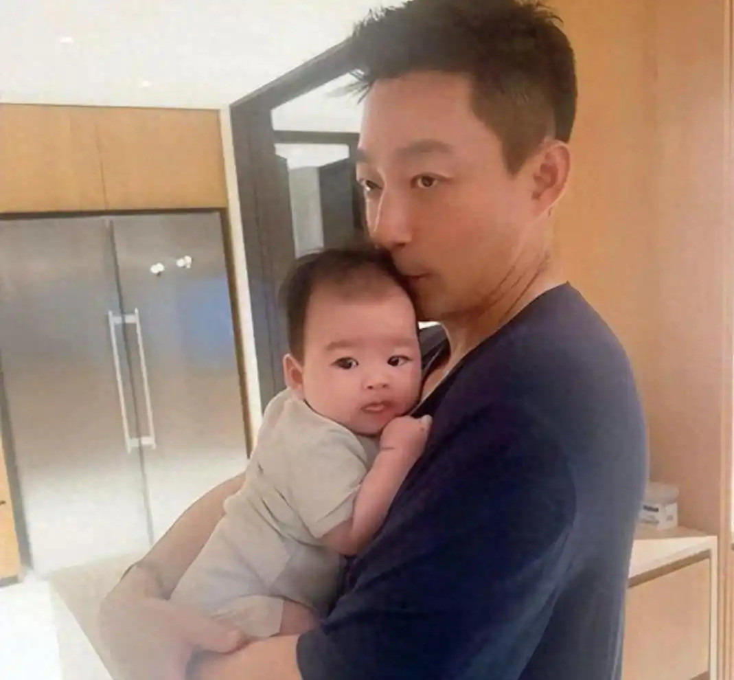 汪小菲晒6个月儿子汪宝近照，小家伙咧嘴笑开花，如今已能稳稳独坐，吃辅食模样超可爱