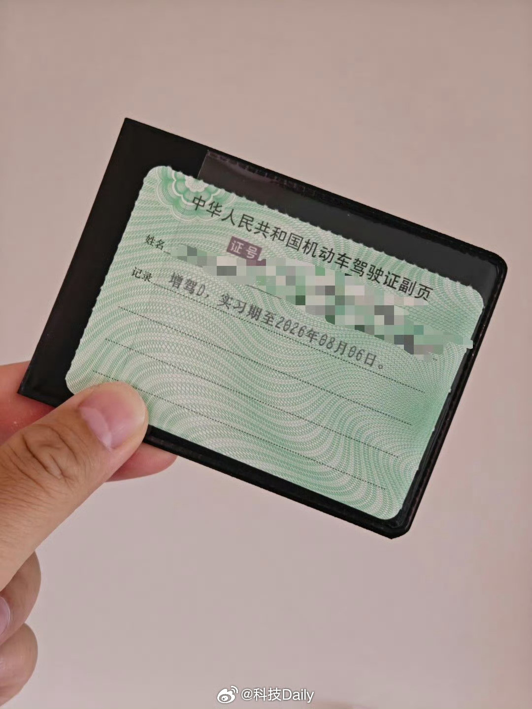 驾照考得早的好处还在提升去年考摩托车的时候遇到了，现在考试好像要穿特殊的衣服。其