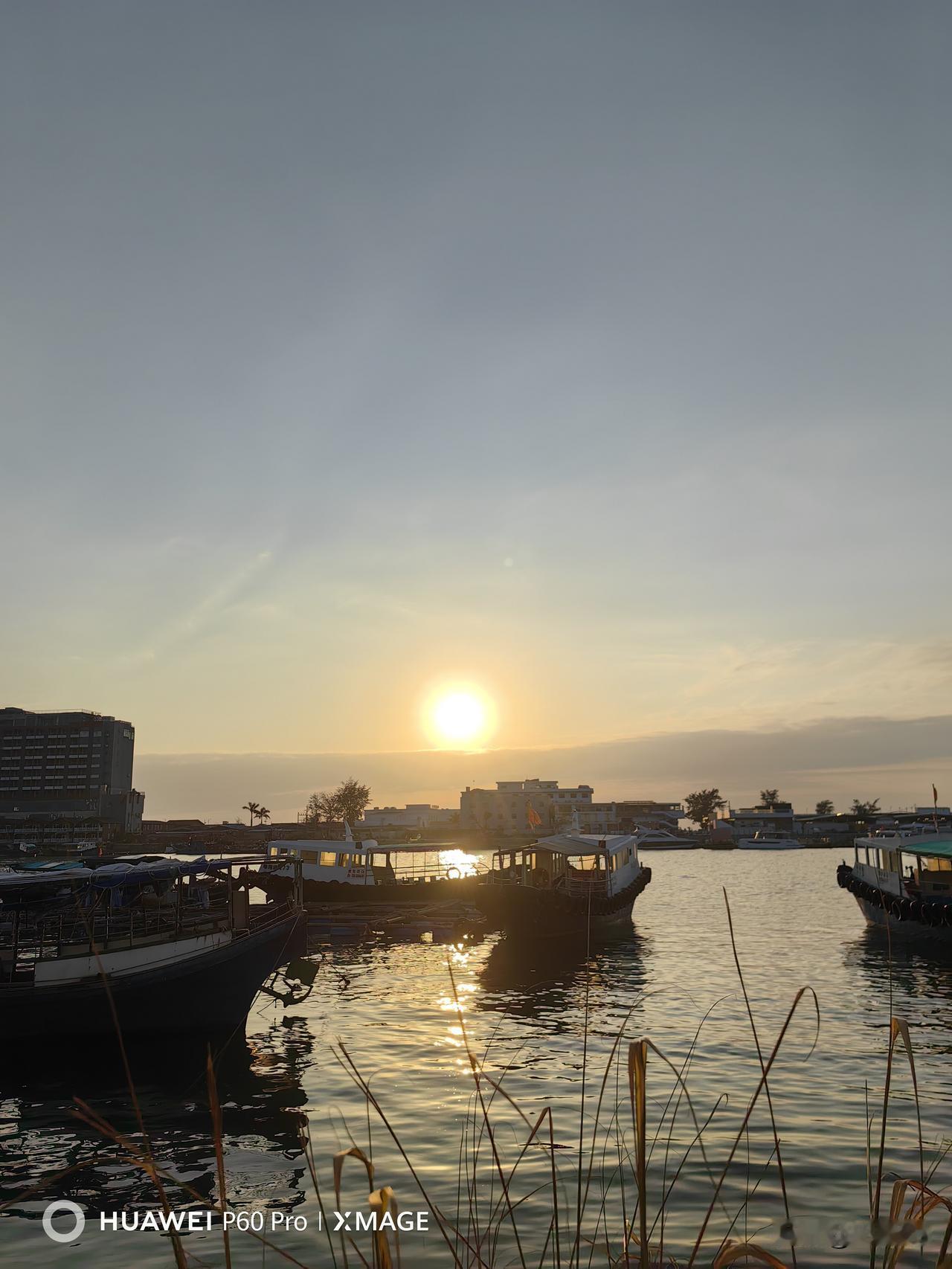 亲爱的自己：展信安。不知道你此刻正站在人生的哪一段旅途，是正踩着晨光