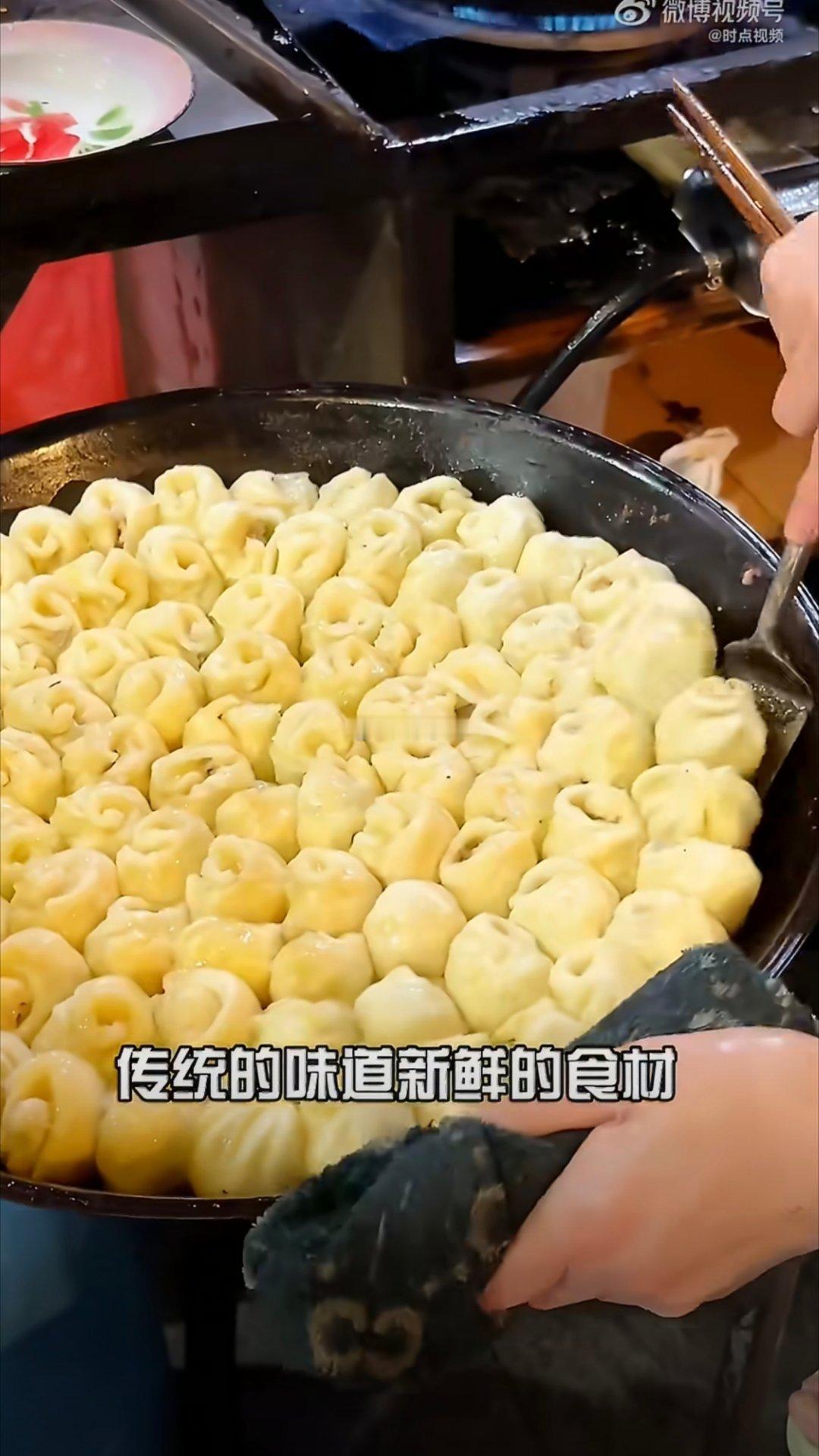 一到深夜武汉人的零食dna就动了武汉深夜街角的推车煎包，底子焦脆肉馅鲜嫩，十几年