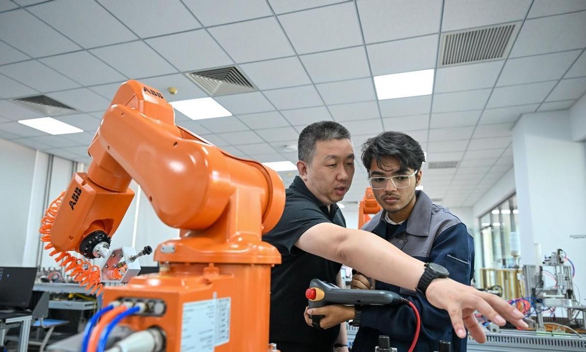 巴基斯坦四处炫耀够了，转头喊着和中国搞“高科技”？自家实力咋样，心里没数？前脚