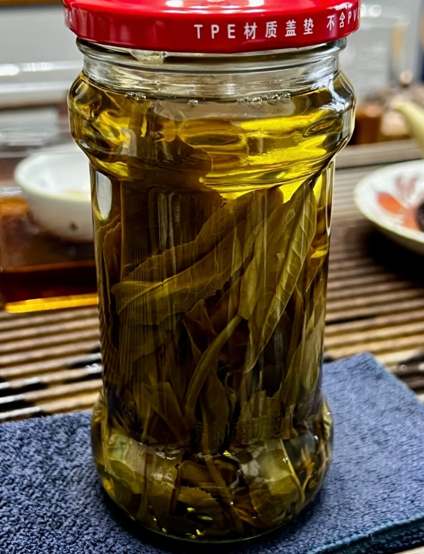 在我们公司，有个男同事经常用罐头瓶泡茶，平时都没觉得有什么，没想到有一天他怒了，