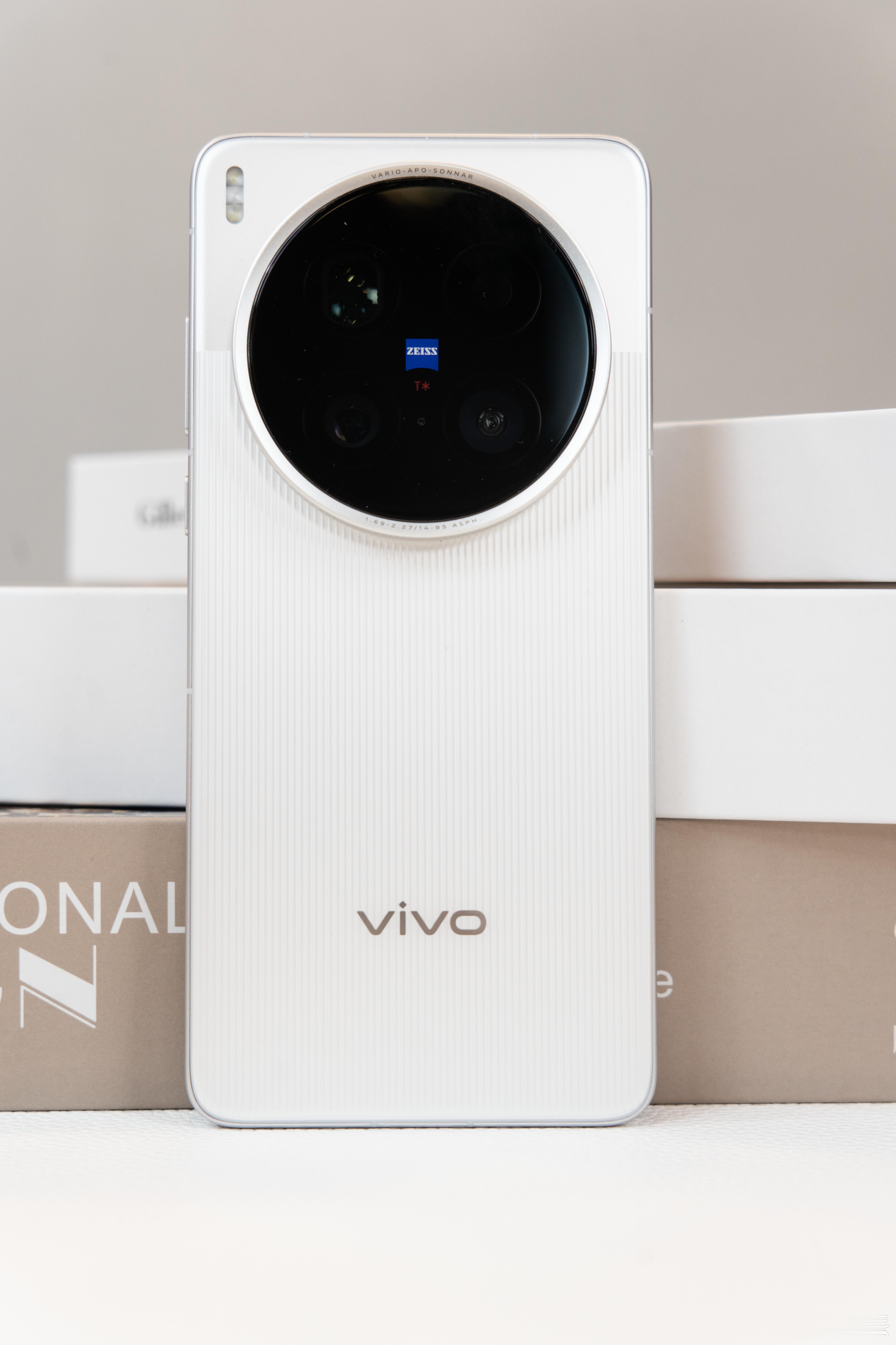 vivo造出了手机圈第一个真V单猛，真的太猛了！我说的是vivoX200U