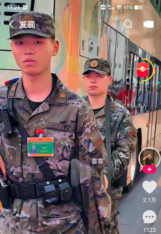 装备10式防暴左轮的上海武警10毫米口径10式10毫米转轮防暴手枪是一种近距