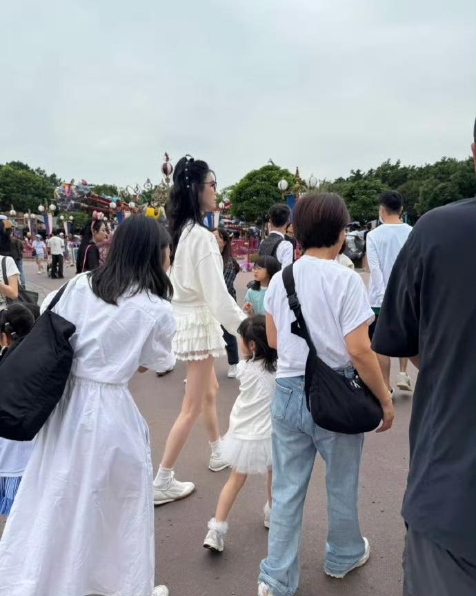 天啊！奚梦瑶女儿的腿好长！基因果然是好东西，怪不得何猷君选择奚梦瑶，他们家的矮个