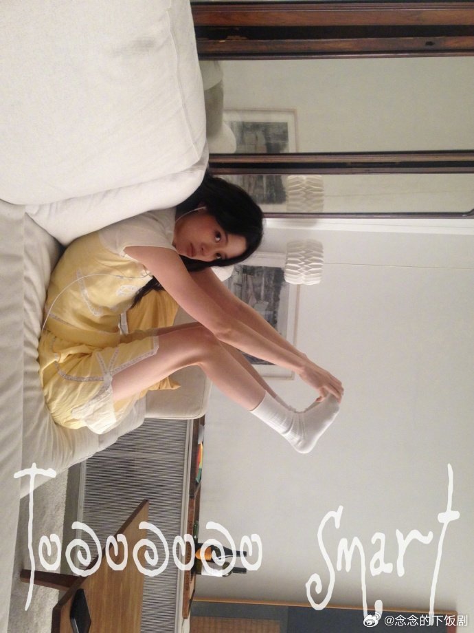 欧阳娜娜耳机线扎发欧阳娜娜也太聪明了，耳机线缠头发干脆直接编进辫子，慵懒又好看，