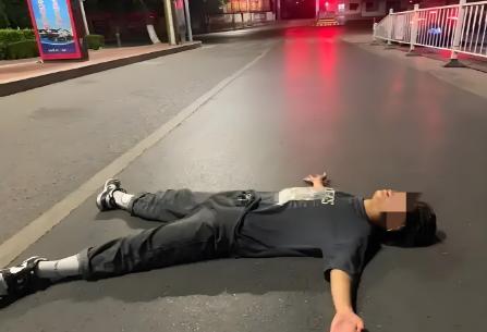 “讹天讹地讹空气！”1月31日，辽宁鞍山，男子跟单位请假，说家里有事，单位批准。