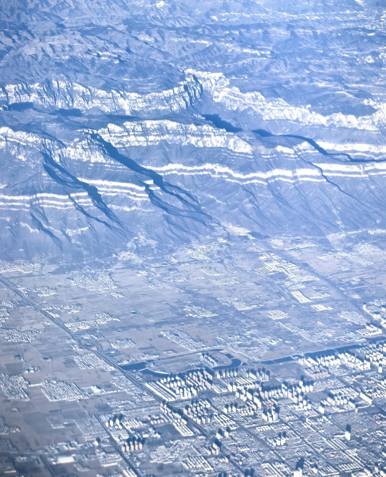 为啥山上有两道白线呢？太行山是我国山脉中具有重要界线意义的山脉，[吐舌头眯眼睛笑][吐舌头眯眼睛笑]