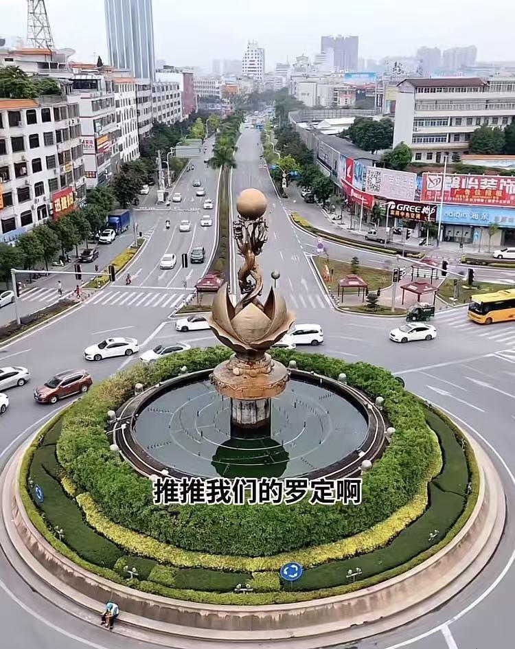 蓝战非这么有钱，怎么没见他在自己广东罗定投过一分一毛钱，向外推广一下自己的家乡呢