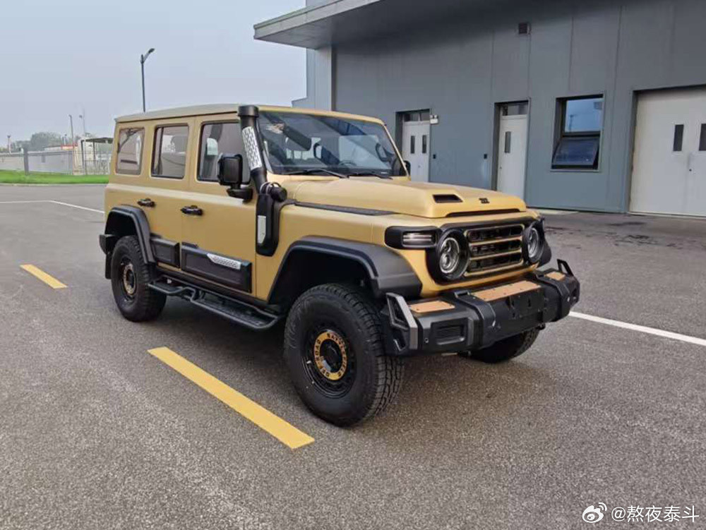 山东青岛生产的北京汽车制造厂有限公司的二一二牌越野乘用车长：4811宽：194