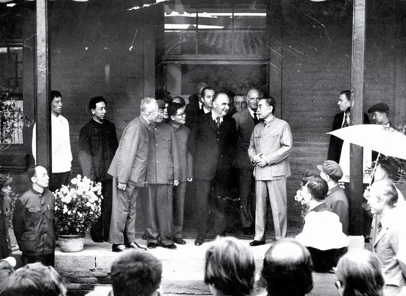 1973年9月15日，周恩来总理陪同法国总统乔治·蓬皮杜参观山西大同云冈石窟的老