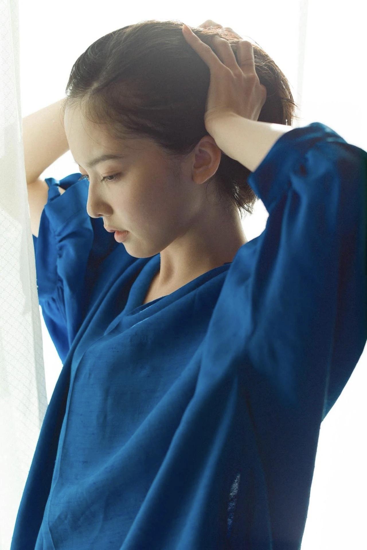 穿搭风格系列》穿着蓝色衣服，中短头发，简单朴素，却光彩照人在你眼里，什么样的女人