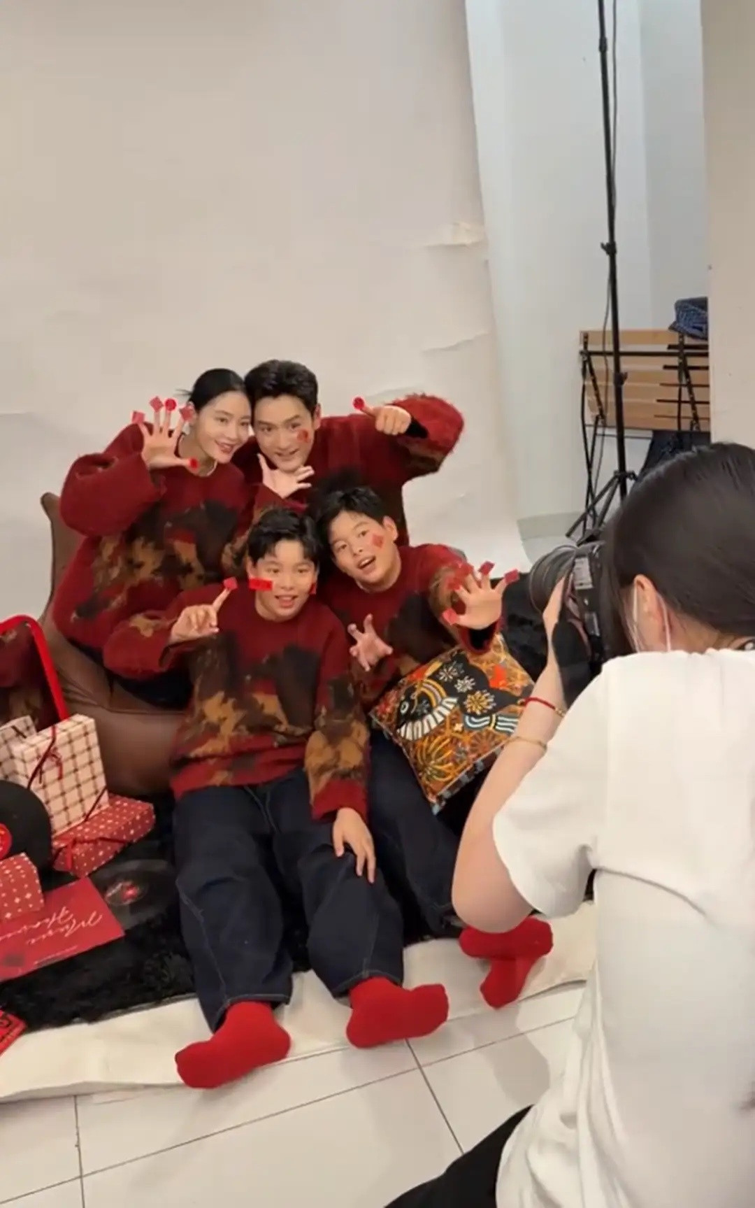 王媛可晒全家福，老公王雨终于露脸，俩儿子长一样，一家颜值爆表！