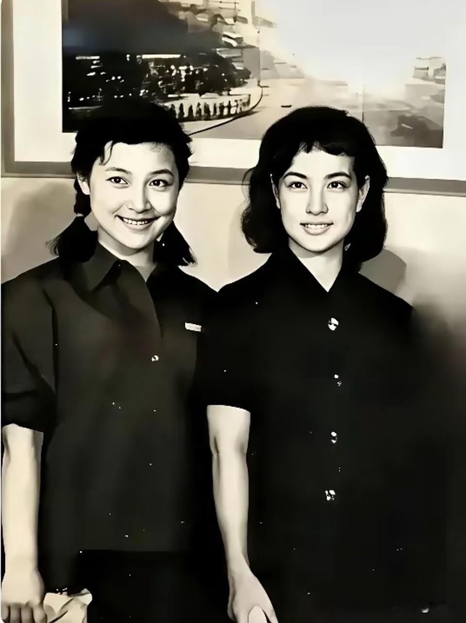 刘晓庆和陈冲。2个年轻时真漂亮自然美，要知道在那个年代纯粹靠自然美，可没有漂亮衣