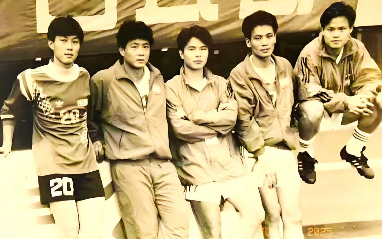 国足九十年代初集结的“广东帮”球员。从左至右依次为：区楚良、李勇、彭伟国、吴群