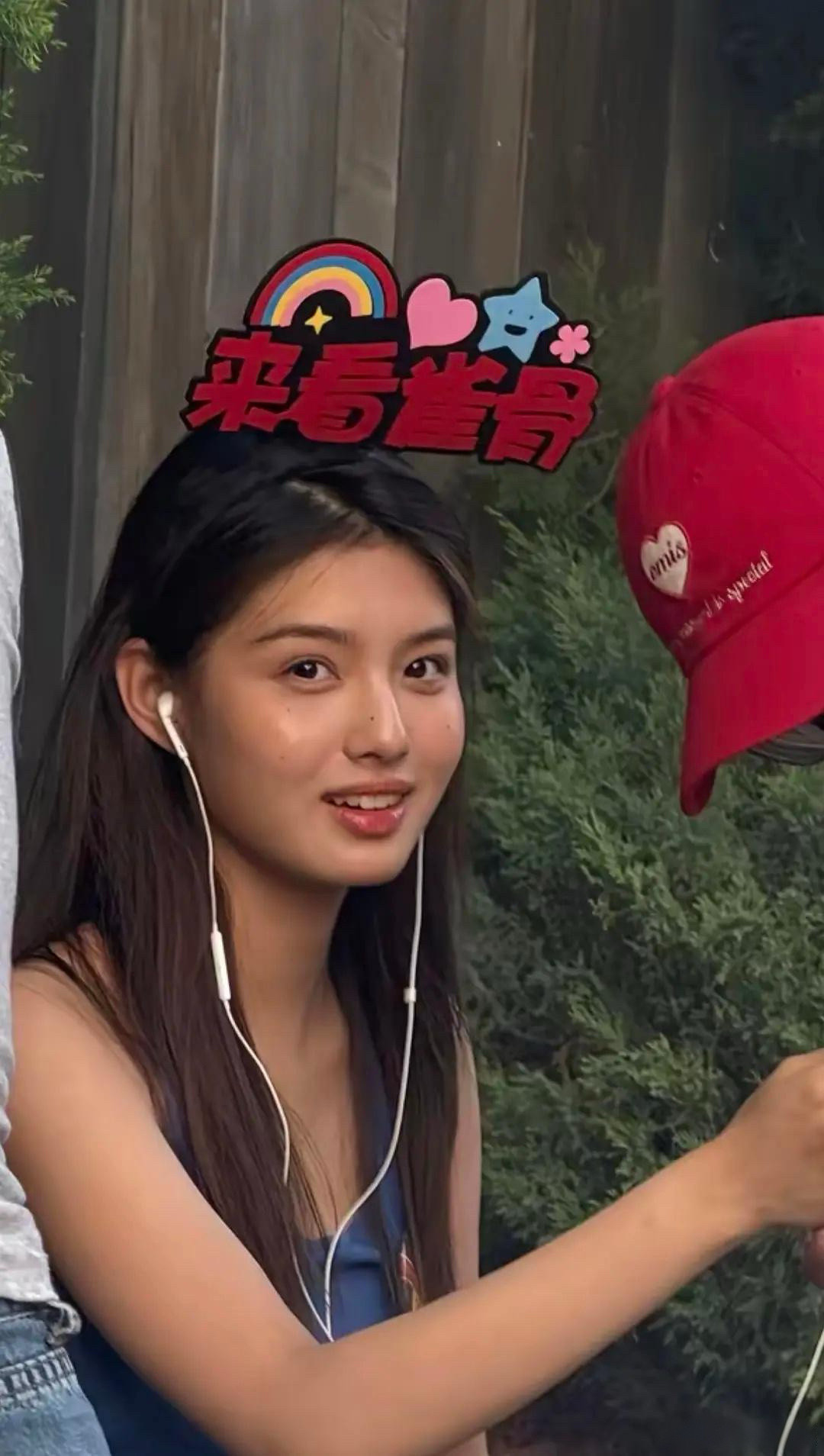 肤色不够白的明星都有点土，张婧仪关晓彤沈月都是艾米这种，不够白没有打光和美白滤镜