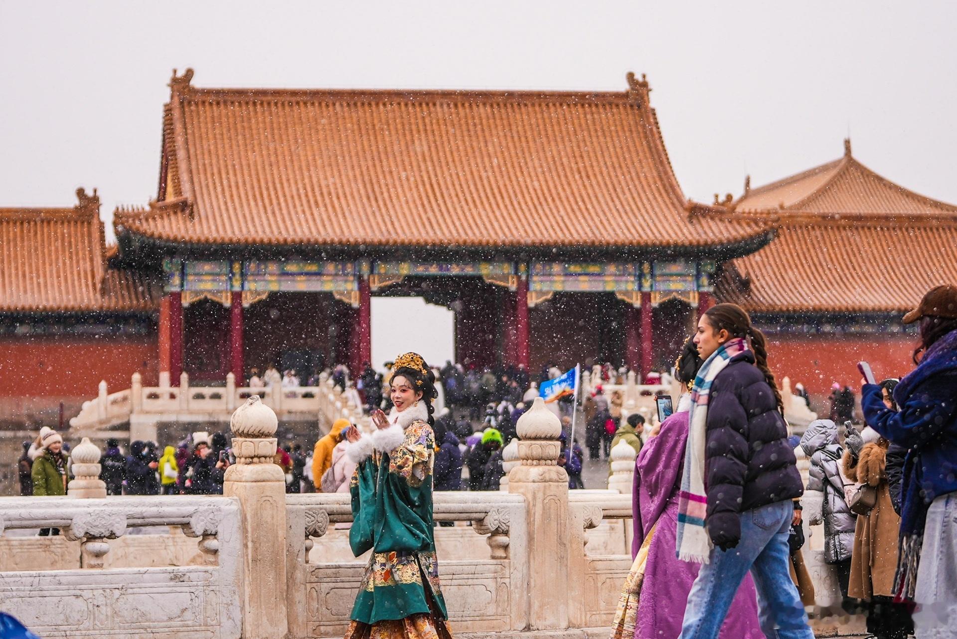 故宫博物院雪花落到紫禁城，自带背景音，淋漓尽致地展现中式浪漫。朱红色的宫墙、金