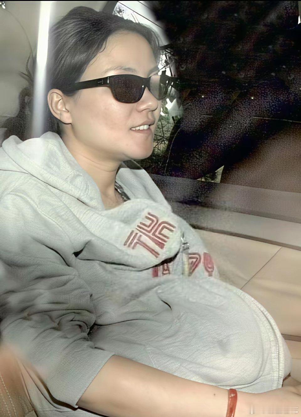 王菲当年与李亚鹏在一起怀孕时最接地气了吧！​​​