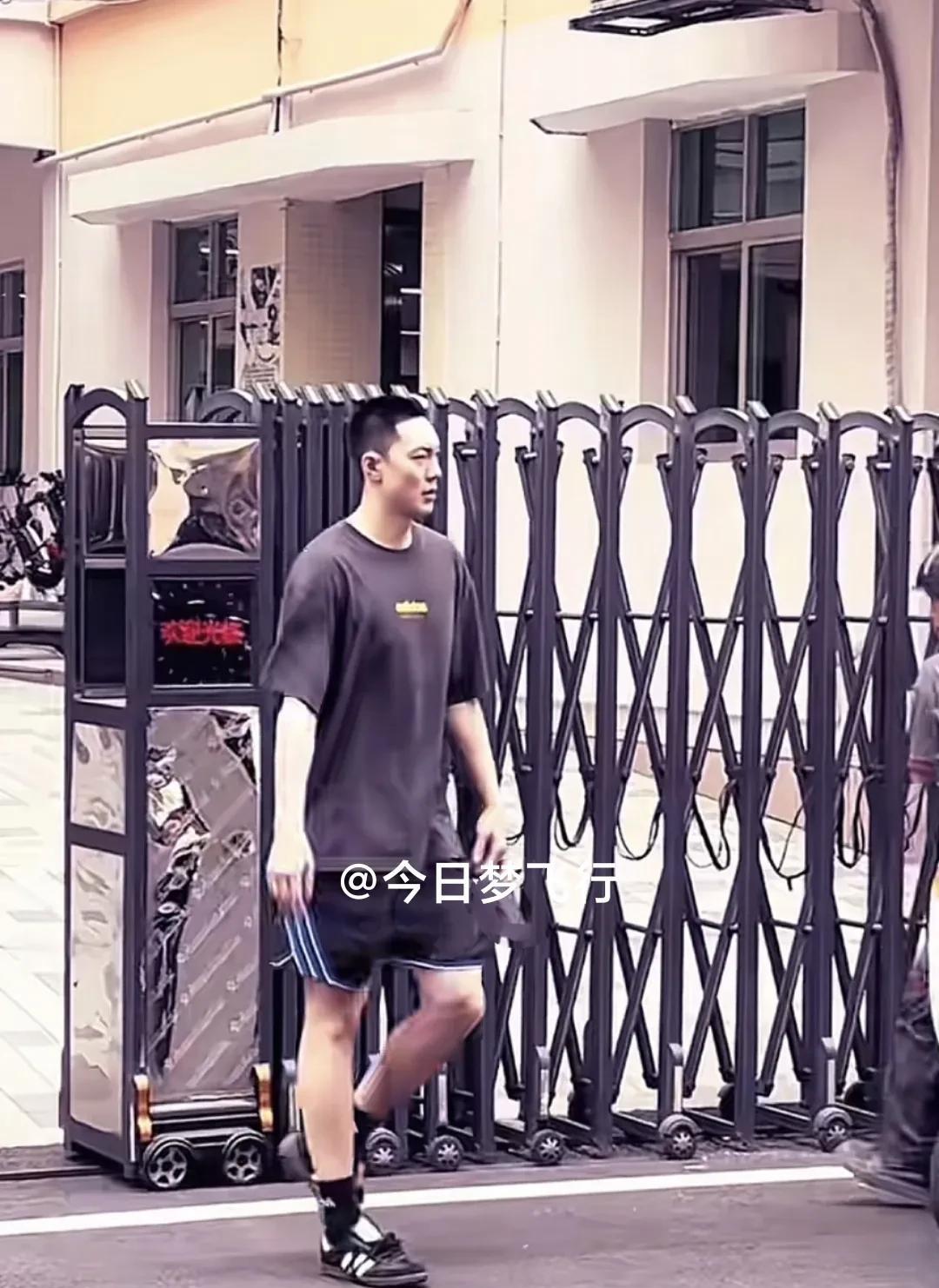 广东队唯一一个放假仍在俱乐部的球员！广东队放假之后，胡明轩除了与朱芳雨、徐杰、